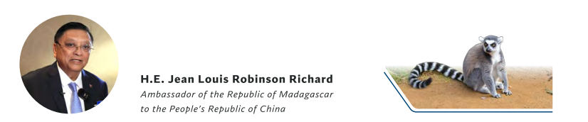 一張含有 哺乳動物, 文字, 西裝 的圖片 
AI 產生的內容可能不正確。
